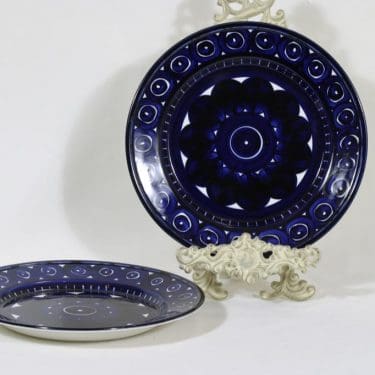 Arabia Valencia lautaset, matala, 2 kpl, suunnittelija Ulla Procope, matala, käsinmaalattu, signeerattu