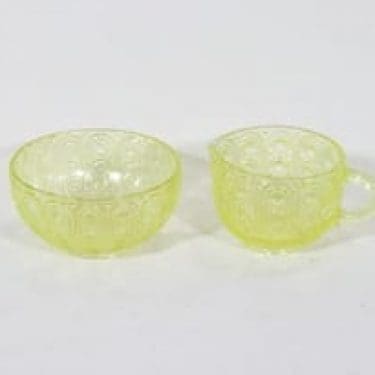 Riihimäen lasi Riikinkukko sokerikko ja kermakko, keltainen, suunnittelija Nanny Still,