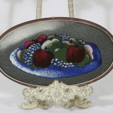 Arabia seinälaatta, Asetelma, suunnittelija Heljä Liukko-Sundström, Asetelma, signeerattu