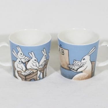 Arabia mukit, Koulussa, 2 kpl, suunnittelija Heljä Liukko-Sundström, Koulussa, 30 cl, serikuva