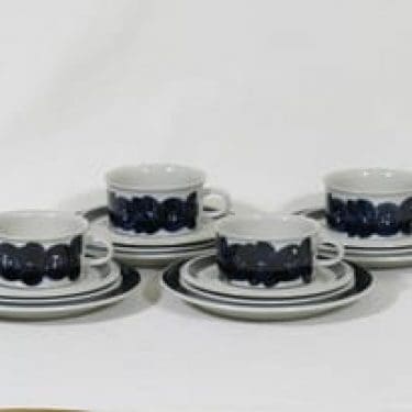 Arabia Anemone teekupit ja lautaset, käsinmaalattu, 4 kpl, suunnittelija Ulla Procope, käsinmaalattu, signeerattu