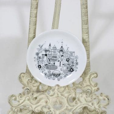 Arabia Emilia koristelautanen, suunnittelija Raija Uosikkinen, pieni, kuparipainokoriste