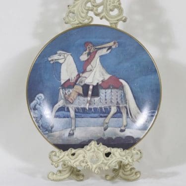 Arabia koristelautanen, Kullervon sotaanlähtö, suunnittelija Akseli Gallen-Kallela, Kullervon sotaanlähtö, Kalevala-aihe, serikuva