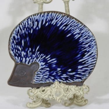 Arabia GOG koristelaatta, Siili, suunnittelija Gunvor Olin-Grönqvist, Siili, signeerattu