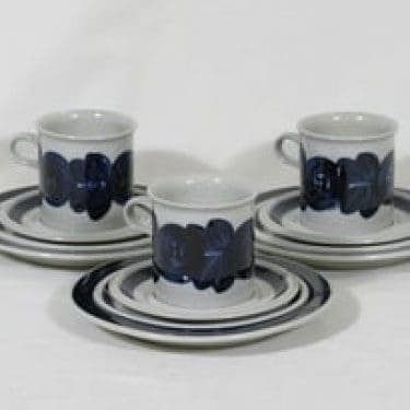 Arabia Anemone kaakaokupit ja lautaset, 3 kpl, suunnittelija Ulla Procope, käsinmaalattu, signeerattu