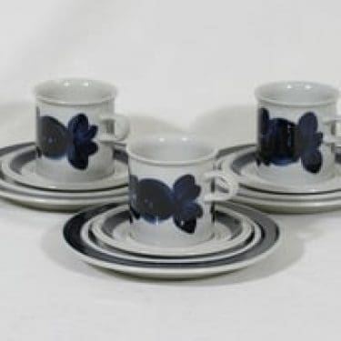 Arabia Anemone kaakaokupit ja lautaset, käsinmaalattu, 3 kpl, suunnittelija Ulla Procope, käsinmaalattu, signeerattu