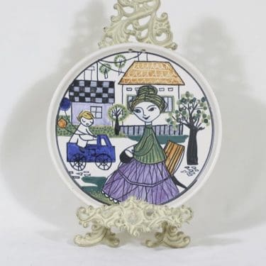 Kupittaan savi 983 II seinälautanen, käsinmaalattu, suunnittelija Laila Zink, käsinmaalattu, signeerattu