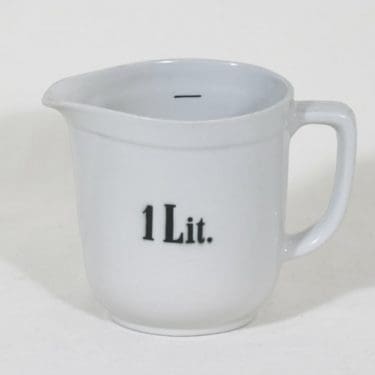 Arabia AR mittakaadin, 1 l, suunnittelija , 1 l, tekstikuvio