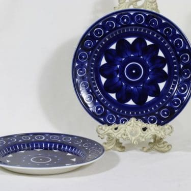 Arabia Valencia lautaset, matala, 2 kpl, suunnittelija Ulla Procope, matala, käsinmaalattu, signeerattu