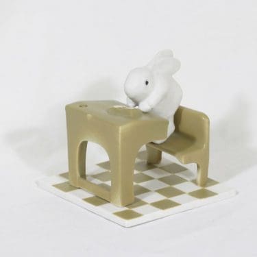 Arabia Koululainen figuuri, käsinmaalattu, suunnittelija Heljä Liukko-Sundström, käsinmaalattu, signeerattu