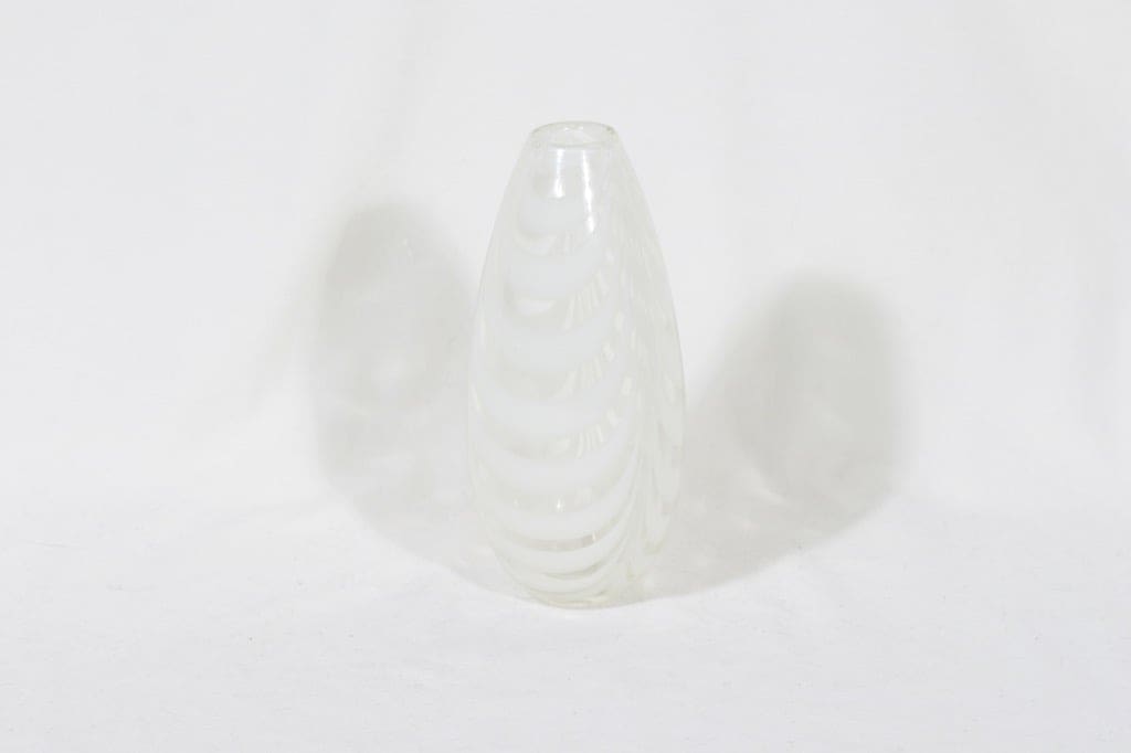 Kumela 2003 maljakko, signeerattu, suunnittelija Maija Carlson, signeerattu, nauhakoriste