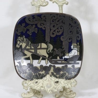 Arabia Kalevala vuosilautanen, 1984, suunnittelija Raija Uosikkinen, 1984, Kalevala-aihe