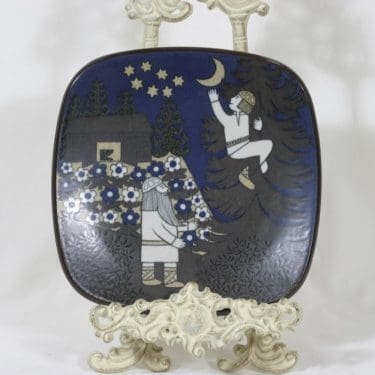 Arabia Kalevala vuosilautanen, 1987, suunnittelija Raija Uosikkinen, 1987, Kalevala-aihe