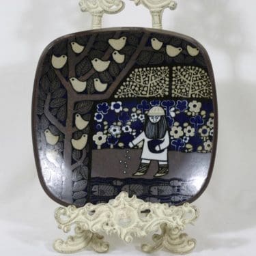 Arabia Kalevala vuosilautanen, 1976, suunnittelija Raija Uosikkinen, 1976, Kalevala-aihe