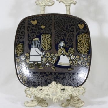 Arabia Kalevala vuosilautanen, 1977, suunnittelija Raija Uosikkinen, 1977, Kalevala-aihe