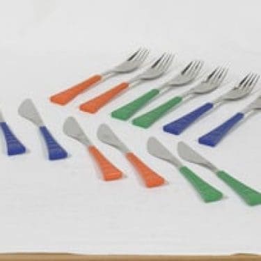 Hackman Colorina aterimet 6:lle, eri värejä, suunnittelija Nanny Still,