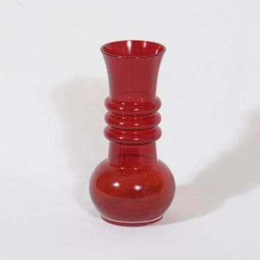 Riihimäen lasi Kielo maljakko, punainen, suunnittelija Tamara Aladin,
