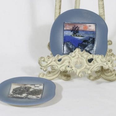 Arabia koristelautaset, Syksy / Merimaisema, 2 kpl, suunnittelija Heljä Liukko-Sundström, Syksy / Merimaisema, pieni, signeerattu