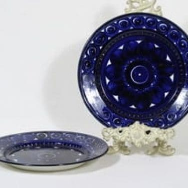 Arabia Valencia lautaset, matala, 2 kpl, suunnittelija Ulla Procope, matala, käsinmaalattu, signeerattu