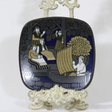 Arabia Kalevala vuosilautanen, 1983, suunnittelija Raija Uosikkinen, 1983, Kalevala-aihe