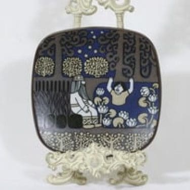 Arabia Kalevala vuosilautanen, 1981, suunnittelija Raija Uosikkinen, 1981, Kalevala-aihe