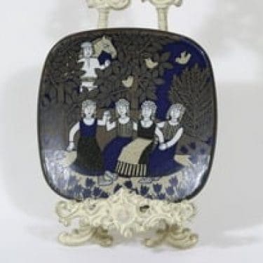 Arabia Kalevala vuosilautanen, 1989, suunnittelija Raija Uosikkinen, 1989, serikuva, Kalevala-aihe