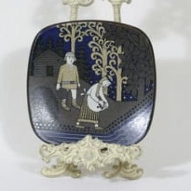 Arabia Kalevala vuosilautanen, 1990, suunnittelija Raija Uosikkinen, 1990, serikuva, Kalevala-aihe