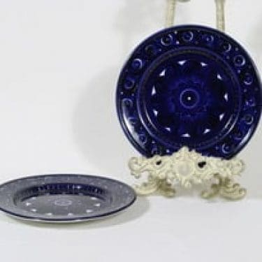 Arabia Valencia lautaset, käsinmaalattu, 2 kpl, suunnittelija Ulla Procope, käsinmaalattu, pieni, signeerattu