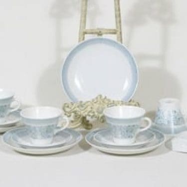 Arabia Elisabeth kahvikupit ja lautaset, 4 kpl, suunnittelija Raija Uosikkinen, serikuva