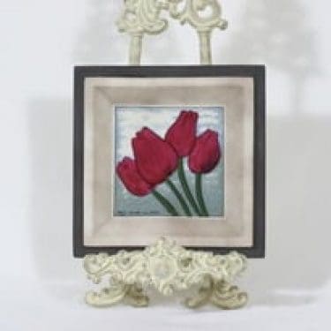 Arabia koristelaatta, Tulppaanit, suunnittelija Heljä Liukko-Sundström, Tulppaanit, signeerattu