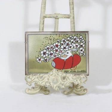 Arabia koristelaatta, Pääsiäisajelulla, suunnittelija Heljä Liukko-Sundström, Pääsiäisajelulla, pieni, tilattu koriste, signeerattu