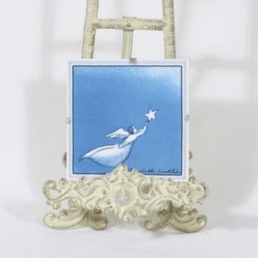 Arabia koristelaatta, Enkeli lentää, suunnittelija Heljä Liukko-Sundström, Enkeli lentää, pieni, signeerattu