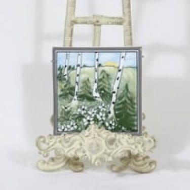 Arabia koristelaatta, Kevät herää, suunnittelija Heljä Liukko-Sundström, Kevät herää, pieni, signeerattu