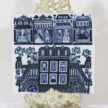 Arabia koristelaatta, käsinmaalattu, suunnittelija Raija Uosikkinen, käsinmaalattu, signeerattu, uniikki