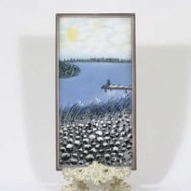 Arabia Kesä sydämissämme koristelautanen, Laiturilla, suunnittelija Heljä Liukko-Sundström, Laiturilla, suuri, signeerattu