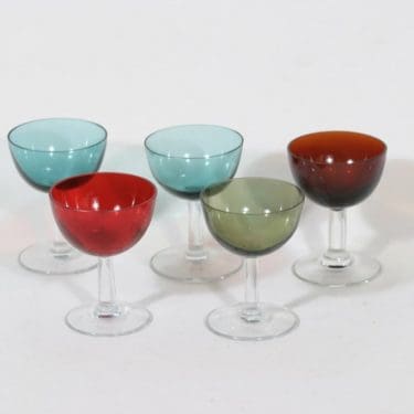 Nuutajärvi 1125 liköörilasit, eri värejä, 5 kpl, suunnittelija Saara Hopea,