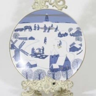 Arabia Joululautanen vuosilautanen, 1980, suunnittelija Raija Uosikkinen, 1980, serikuva