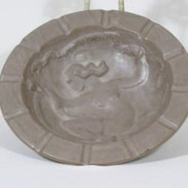 Kupittaan savi Keinumorsian seinälaatta, signeerattu, suunnittelija Väinö Aaltonen, signeerattu, suuri