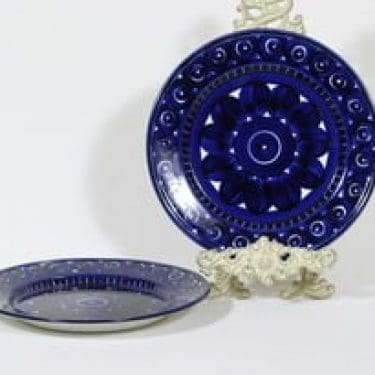 Arabia Valencia lautaset, matala, 2 kpl, suunnittelija Ulla Procope, matala, käsinmaalattu, signeerattu