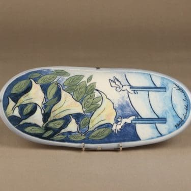 Arabia seinälaatta, Alla enkelipasuunan, suunnittelija Heljä Liukko-Sundström, Alla enkelipasuunan, serikuva, signeerattu