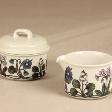 Arabia Flora sokerikko ja kermakko, suunnittelija Esteri Tomula, serikuva, kukka-aihe