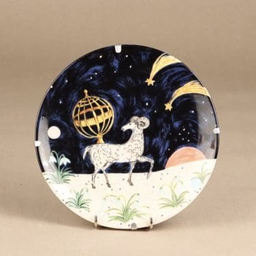 Arabia horoskooppi seinälautanen, Oinas, suunnittelija Dorrit von Fieandt, Oinas, horoskooppiaihe