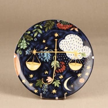 Arabia horoskooppi seinälautanen, Vaaka, suunnittelija Dorrit von Fieandt, Vaaka, horoskooppiaihe