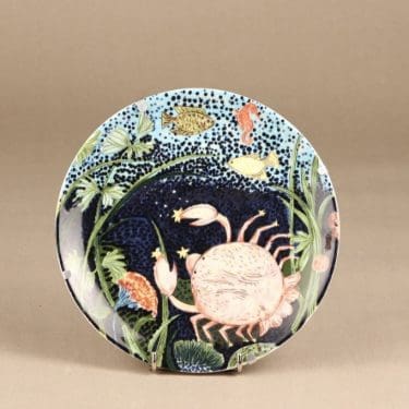 Arabia horoskooppi seinälautanen, Rapu, suunnittelija Dorrit von Fieandt, Rapu, horoskooppiaihe