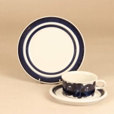 Arabia Anemone teekuppi ja lautaset 2 kpl, sininen, suunnittelija Ulla Procope, käsinmaalattu