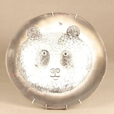 Nuutajärvi Fauna Fennica koristelautanen, Karhu, suunnittelija Oiva Toikka, Karhu, suuri, eläinaihe