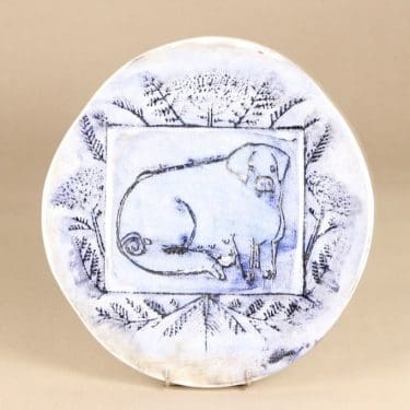 Nuutajärvi koristelautanen, Sika, suunnittelija Oiva Toikka, Sika, eläinaihe