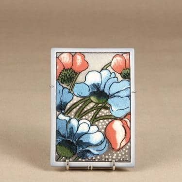 Arabia koristelaatta, Sinistä ja punaista, suunnittelija Heljä Liukko-Sundström, Sinistä ja punaista, serikuva, signeerattu