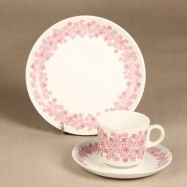 Arabia Leena kahvikuppi ja lautaset, vaaleanpunainen, suunnittelija Raija Uosikkinen, serikuva