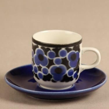 Arabia Kara kahvikuppi, serikuva, suunnittelija Anja Jaatinen-Winquist, serikuva